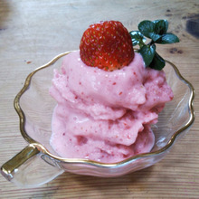 簡単!おうちカフェいちごスイーツ!冷凍いちごシャーベット!苺添え〜