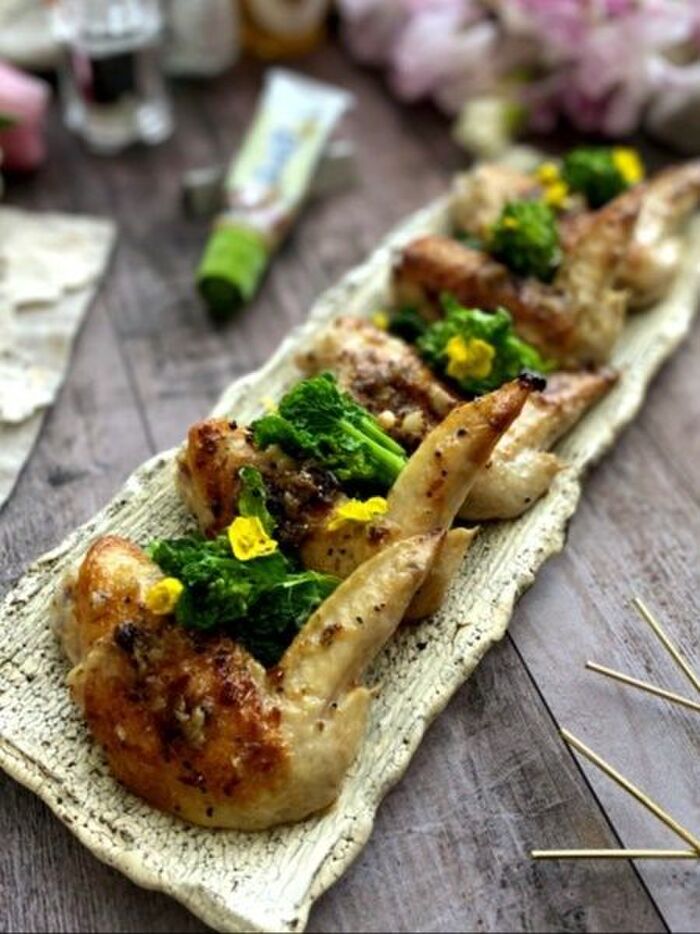 おいしすぎる~鶏手羽先のきざみねぎ塩ワイン風味 菜の花添え