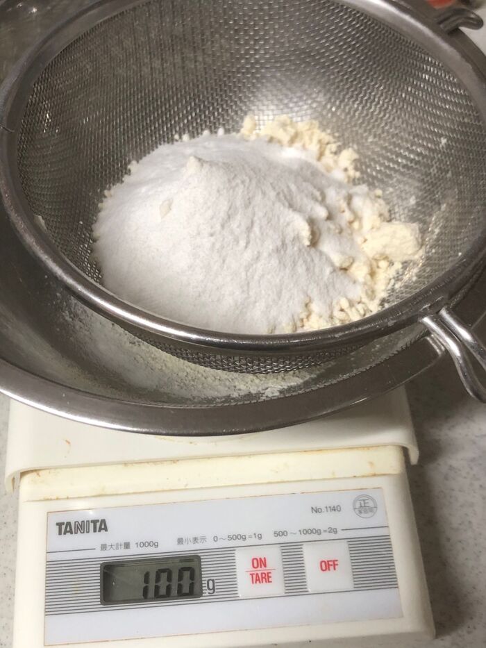 粉をふるう。