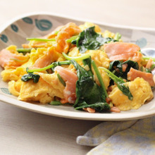 スモークサーモンとサラダほうれん草のオムレツ