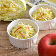 キャベツとりんごのコールスロー。レモン汁入りで爽やかなサラダ♪