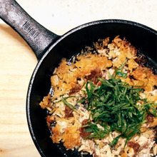 玄米でかりかり♪和風お焦げ(鯖缶と梅干し載せ)