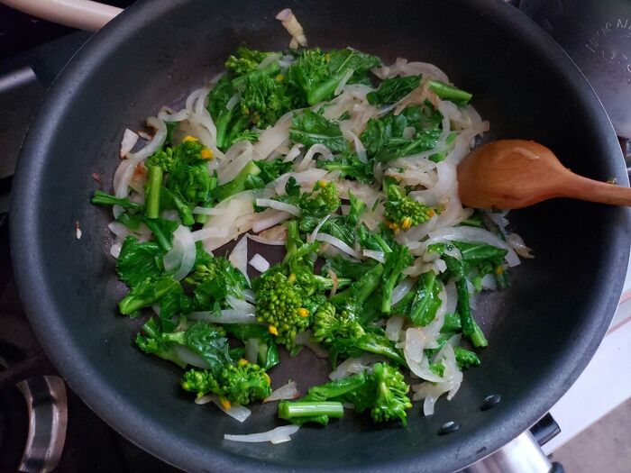 <菜の花とチーズのオムレツ>