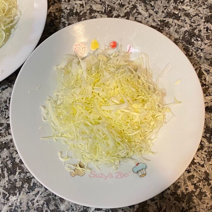 キャベツをお皿に盛る