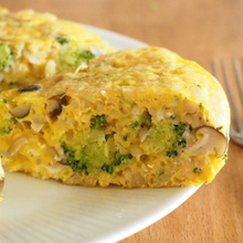 スパニッシュオムレツを玄米とブロッコリーで。