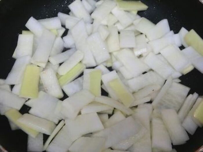 1.大根を炒める