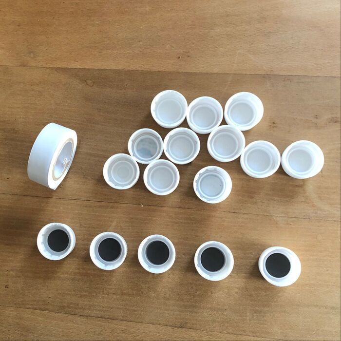 ペットボトルキャップの中にマグネットを入れ、貼り合わせる