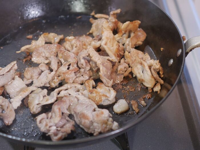 肉を焼く