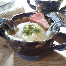 簡単!丸ごと新玉ねぎスープ!スプーンですくえる程柔らかくトロトロ〜胡椒のきいたベーコン出汁スープ