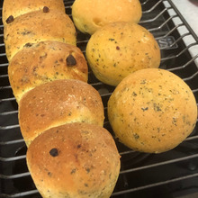 我が家の定番。ドライフルーツと甘酒パン カレー風味。