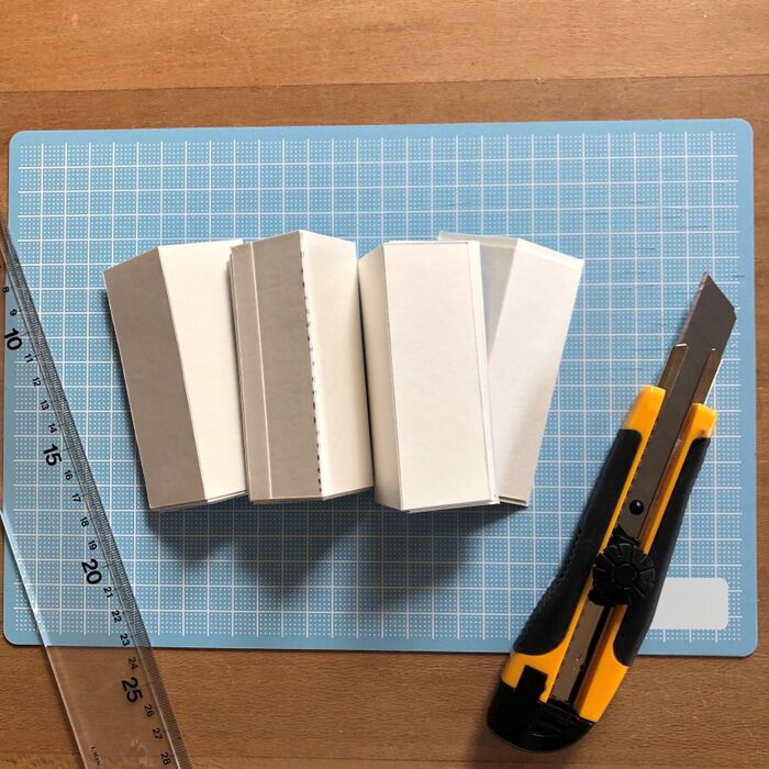 折り目の線をつけから、半分に折る