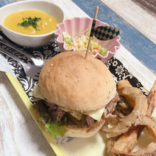 意外な組み合わせ!?おうちバーガーにまさかのアレ入れちゃいました( ¨̮ )