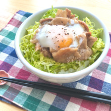 【家計お助けレシピ】15分で簡単♪豚バラ黒こしょうのっけ丼でスタミナアップ‼