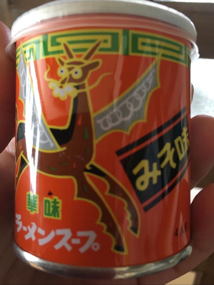 鍋に400mlのお湯を沸かして、華味(かみ)ラーメンスープ素を1缶4人前全部入れ、味噌味スープをつくります。