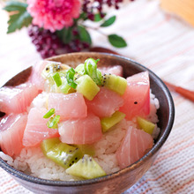とろける…旨さ…!マグロとキウイのさっぱり丼