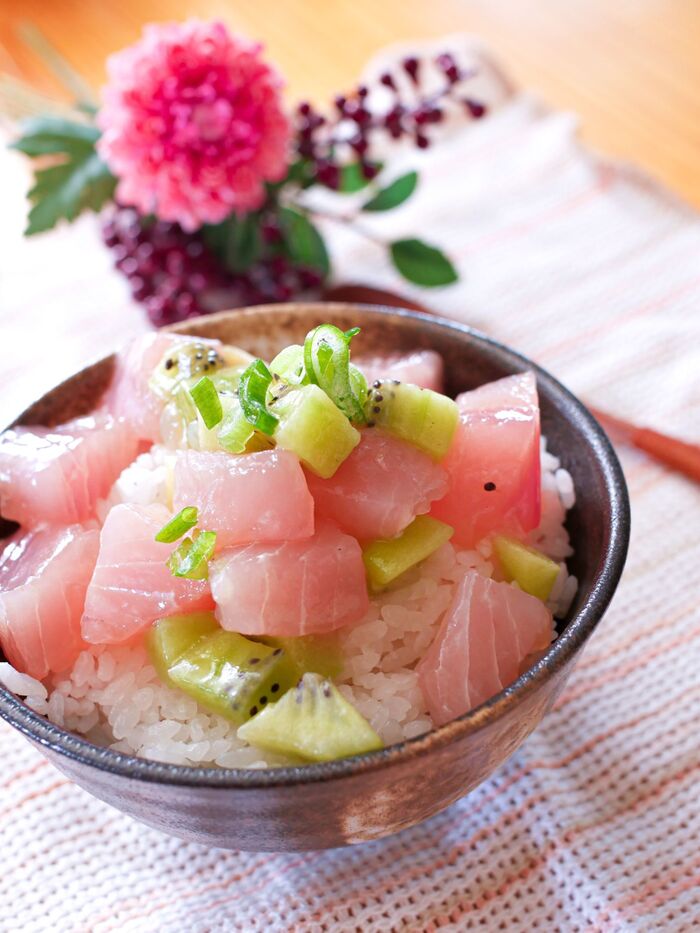 とろける…旨さ…!マグロとキウイのさっぱり丼
