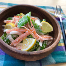 食欲増進して美肌効果☆スナップエンドウと新玉のレモンシーザーサラダ