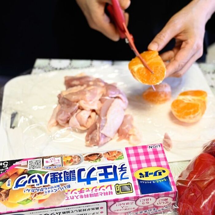 みかんは皮をむき、キッチンバサミでちょきちょき一口大にきります。
