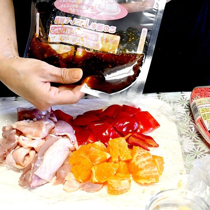 作り方1:たれとしょうが、にんにくをプチ圧力調理バッグに入れてのひらで優しく揉みまぜる。