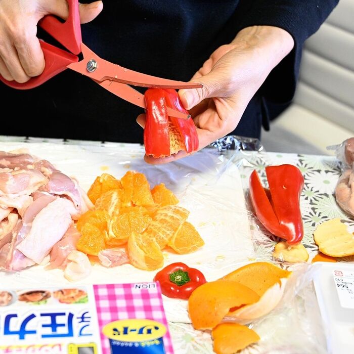 縦に切り込みを入れ、横から三等分に切ります。