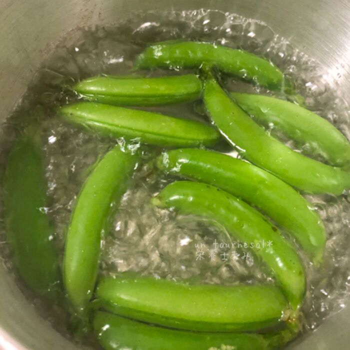 ➁スジ付きで茹でるほうが水っぽくなりにくくオススメ!