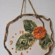 ♡手作り陶器の掛け時計♡薔薇〜100均の麻ひもを使って壁に掛けます!