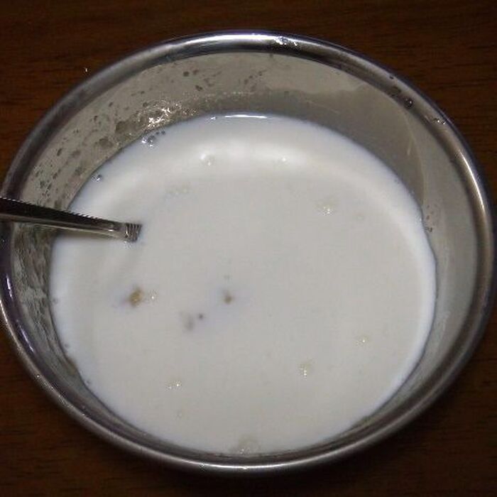 4.少し冷え固まったバナナをざっとほぐし、牛乳を加える