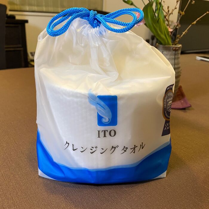 使ったのは今話題のクレンジングタオル