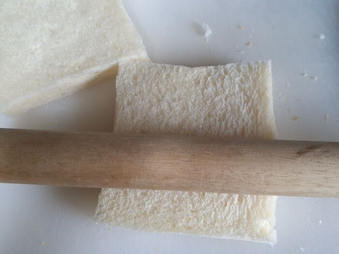 食パンのミミを切り落とし
