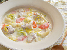 鶏肉と春キャベツのクリームシチュー。野菜たっぷりのおかずスープ!ルー不使用。