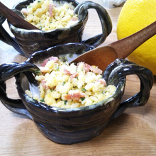 胡椒&ベーコン味のパラパラチャーハン!ご飯粒の周りに炒りおからと卵が…