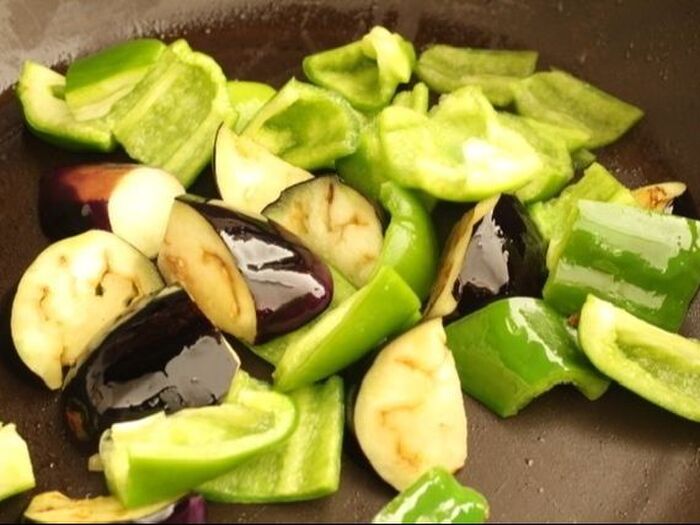 フライパンで野菜を炒める。