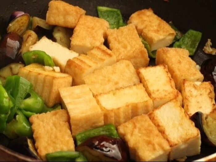 厚揚げに焼き色をつける。