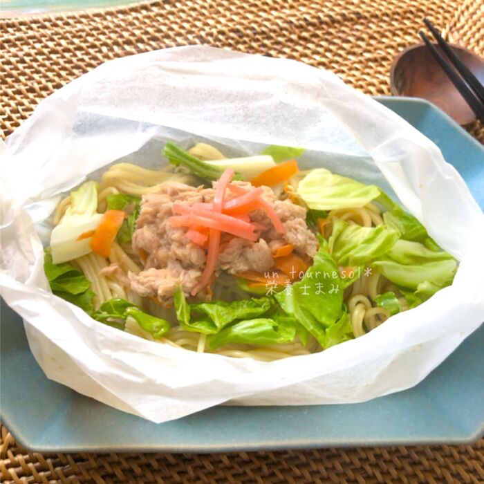 【包丁もまな板も使わない‼】胃腸の増強に!レンジdeキャベツとツナのペーパー焼きそば