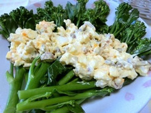 搾菜&ナッツで、味付け不要の激うまタルタルソース 茎ブロッコリーにかけて♪