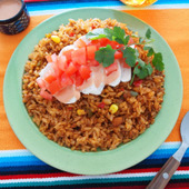 冷凍食品アレンジで満足ランチ!「スパイシージャンバラヤ サラダチキンのせ」