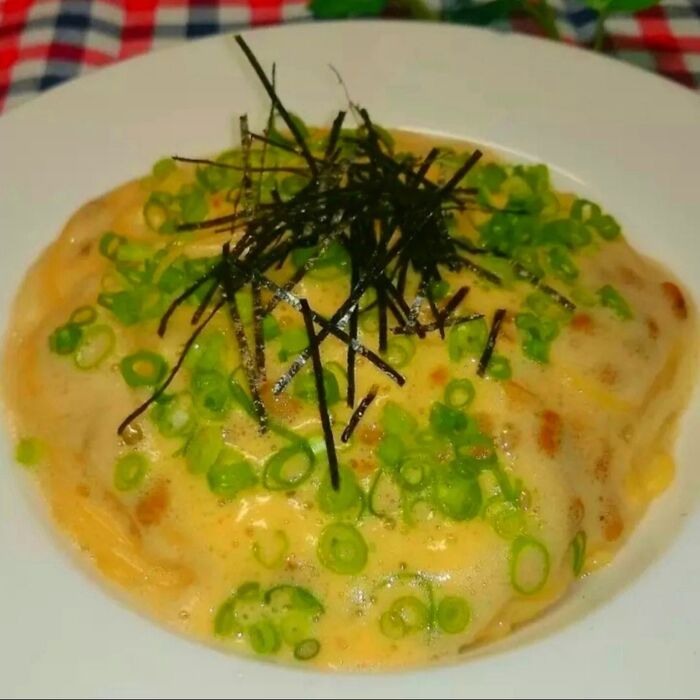 茹でたパスタに 、クリーミィ納豆をのっける。