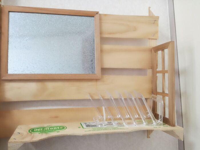 窓枠、ハンカチラックを固定