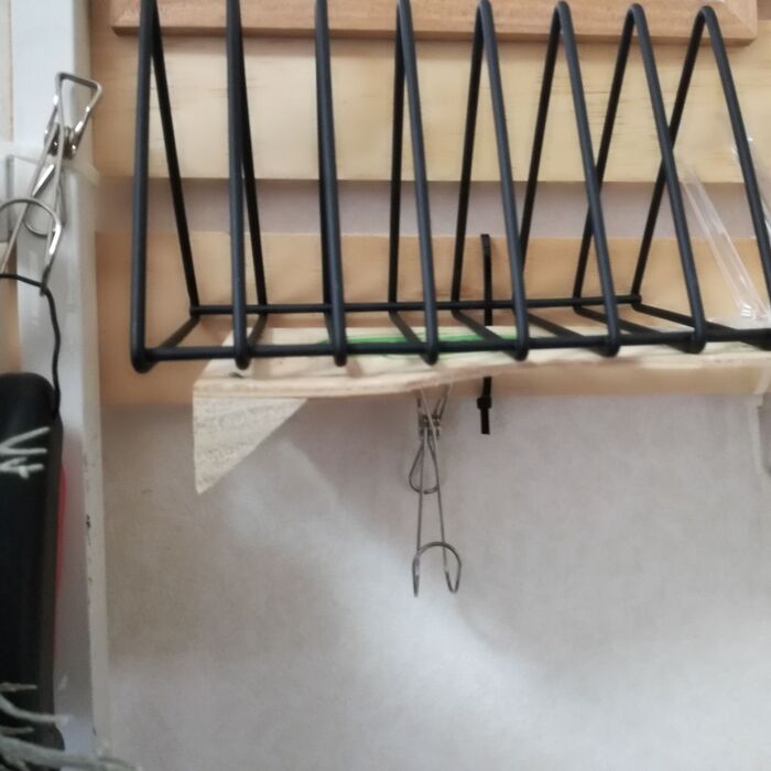 ブックスタンドを固定、ステンレスピンチフックをはさむ