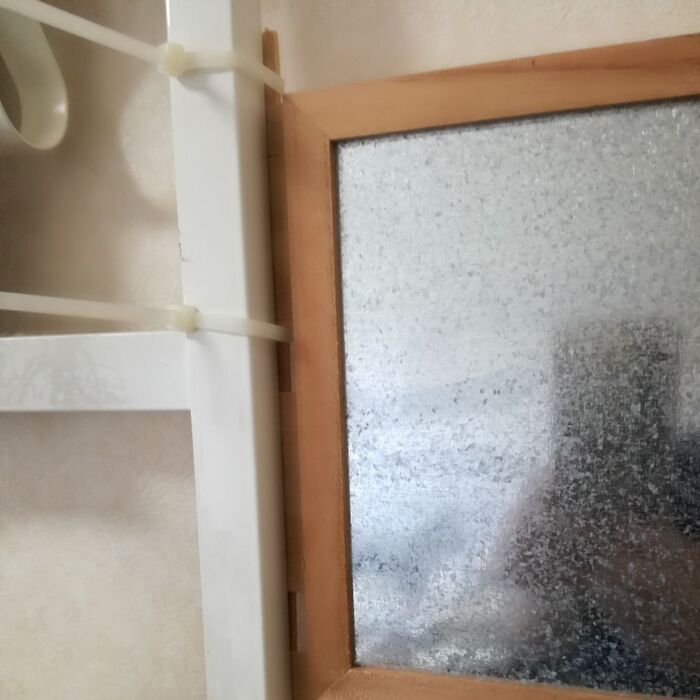 本体をラダーラックに結束バンドで固定