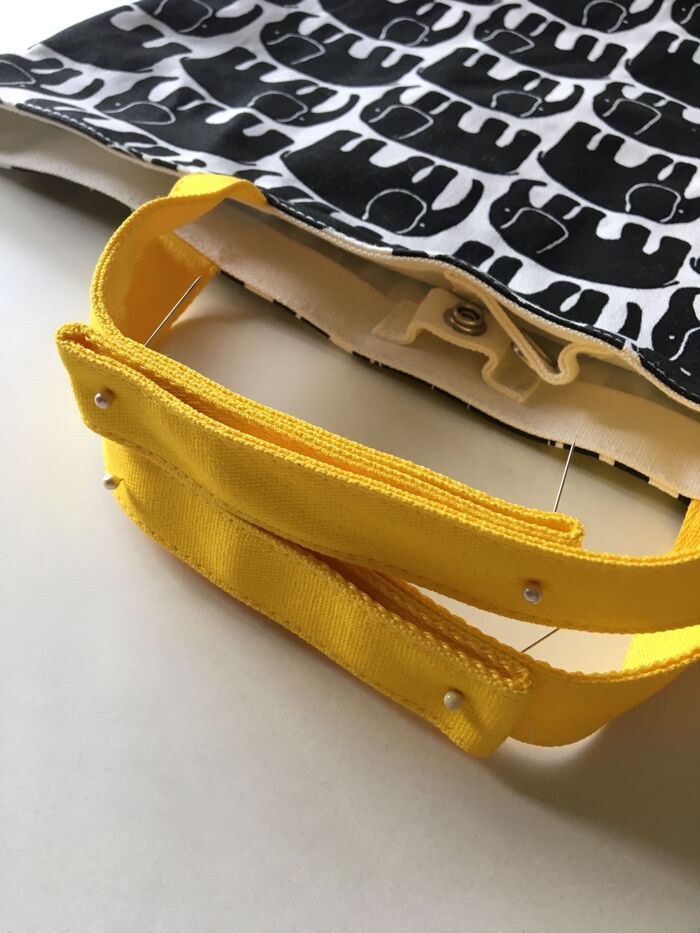 持ち手をこんな風にまち針で留める。