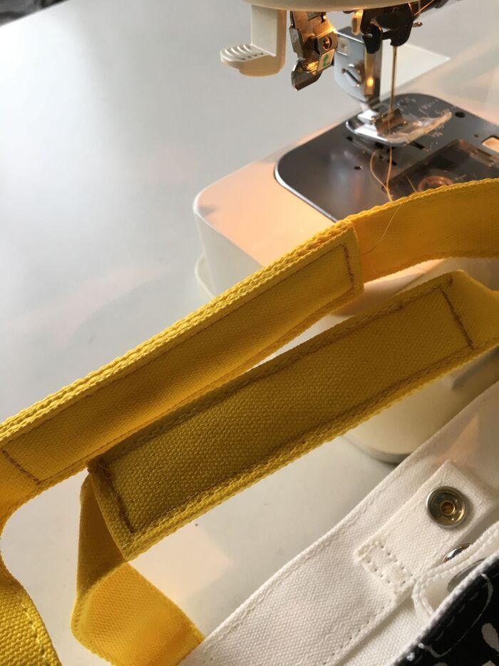 重ねた持ち手をミシンでたたく。