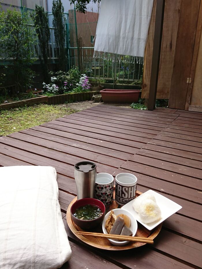 ベランダでピクニック☆不要の布切れで目隠し☆気持ちいい風に吹かれながら過ごそう♪