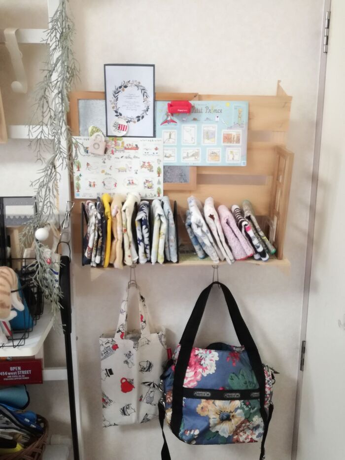 壁穴をあけずに、突っ張りラダーラックを使って浮く棚ができあがり