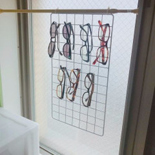 ワイヤーネット+突っ張り棒で出来る! メガネ収納