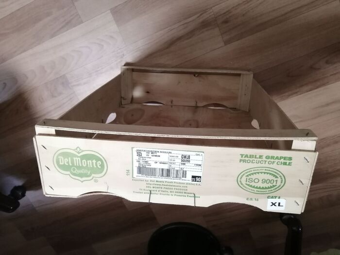 八百屋さんからもらったトマトの木箱