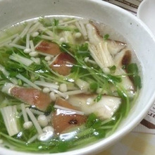 今こそ免疫力アップ! きのこと豆苗の中華スープ