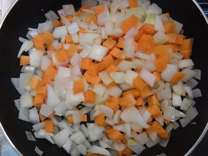 野菜を炒めます。