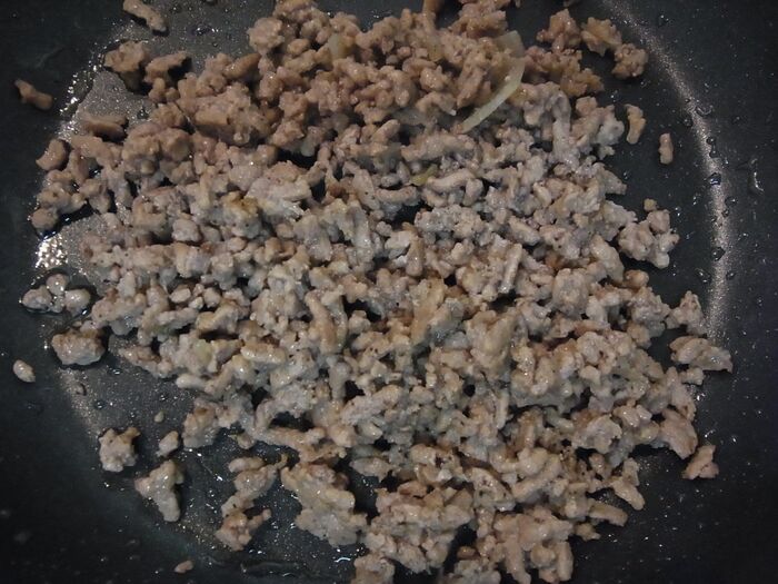 挽肉を炒めます。