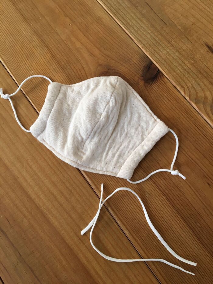 1枚のマスクから片側のひもが取れます。